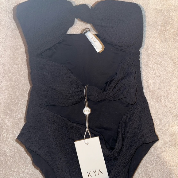 Bikinis - Picture 4 of 4